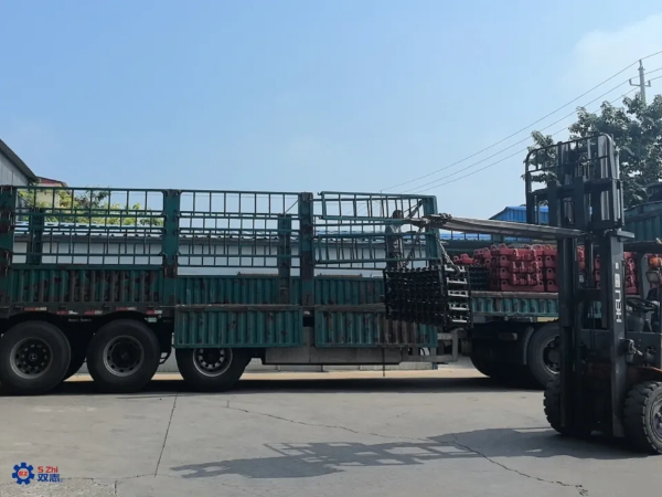 夏日保供不松勁！河南雙志刮板機(jī)配件專車發(fā)往山西